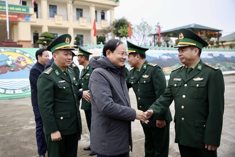 Bí thư Tỉnh ủy Lai Châu Lê Minh Ngân thăm hỏi, động viên các chiến sĩ Đồn Biên phòng Sin Suối Hồ. Ảnh: Đinh Đông