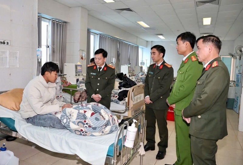 Đại tá Sùng A Súa, Phó Giám đốc Công an tỉnh Lai Châu trực tiếp đến thăm chiến sĩ thuộc Phòng Cảnh sát cơ động đang điều trị bệnh dài ngày tại Bệnh viện đa khoa tỉnh những ngày cận tết Nguyên đán. Ảnh: CTV