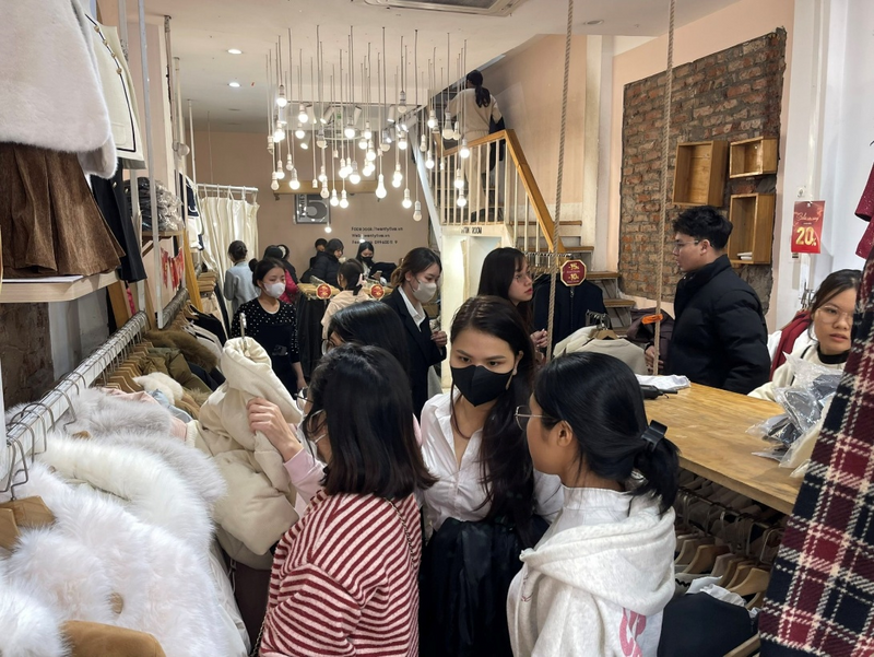 Chia sẻ từ các cửa hàng cho thấy, các sản phẩm chủ lực bán chạy nhất với “hội chị em” là áo dạ tweed, váy, set váy và áo dài truyền thống - trang phục được ưu tiên hàng đầu dịp Tết. Không chỉ vậy, nhiều mặt hàng đa dạng như áo phao, măng tô, vest, áo cổ lọ, polo và áo khoác da/nhung dày dặn cũng thu hút đông đảo phái nam tới mua sắm. Ảnh: Mai Linh