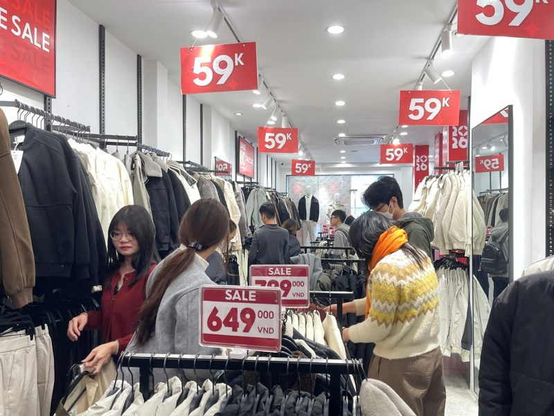 Nắm bắt được nhu cầu "xả" hàng cuối năm để kích cầu mua sắm, nhiều shop thời trang đồng loạt treo biển giảm giá mạnh với các biển hiệu như: “Xả toàn bộ cửa hàng để nghỉ Tết”, “Sale sập sàn đón Tết”, “Giảm giá 50% - 80%”, “Mua 1 tặng 1”. Đây vừa là cách thu hút khách, vừa là dịp thúc đẩy những sản phẩm tồn kho của năm cũ, kích cầu tiêu dùng. Ảnh: Mai Linh