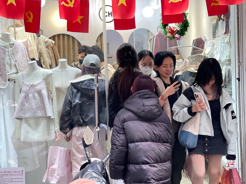 Không gian bên trong các cửa hàng luôn trong tình trạng chật kín, quá tải. Nhiều khách hàng kiên nhẫn lựa chọn từng bộ quần áo, chờ đến lượt thử đồ. Thậm chí, tại một vài cửa hàng, quản lý phải bố trí thêm nhân viên để hỗ trợ, hướng dẫn khách và sắp xếp lại không gian tránh lộn xộn. Ảnh: Mai Linh