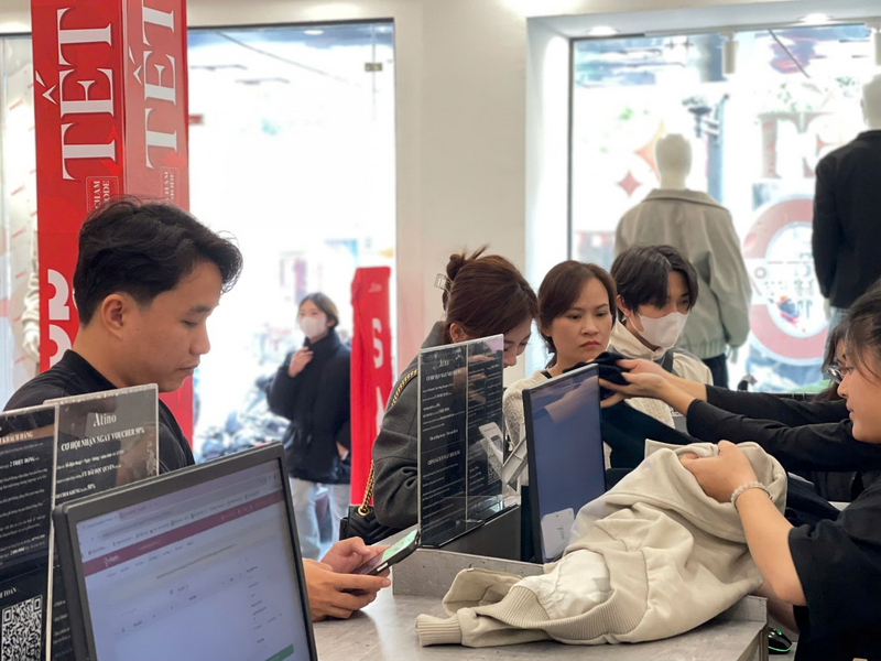 Trong những ngày này, tại các quầy thanh toán, nhân viên phụ trách thu ngân tất bật, không kịp nghỉ ngơi khi phải liên tục làm việc. Đại diện quản lý một cửa hàng trên phố Chùa Bộc cho biết, nhờ các chương trình giảm giá hấp dẫn, đồng thời việc đến trực tiếp shop mua giúp khách hàng có thêm không gian lựa chọn, thử đồ để xem có phù hợp hay không, thay vì mua online. Ảnh: Mai Linh