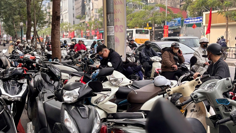 Phía trước các cửa hàng, xe cộ xếp chật kín lối đi trên vỉa hè, cho thấy sức bật trong thị trường thời trang dịp cuối năm. Nhiều cửa hàng bố trí tăng cường thêm bảo vệ tại khu vực trông xe để tránh ùn tắc giao thông và giữ an toàn cho tài sản của khách hàng. Ảnh: Mai Linh