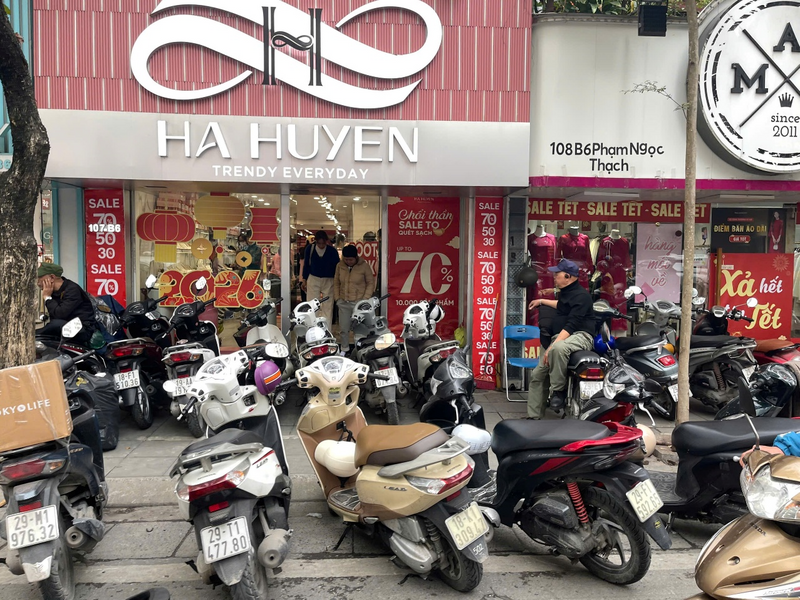 Do lượng khách đổ về quá đông, nhiều tuyến phố bị “tận dụng” làm bãi trông xe tạm thời, thậm chí xuống cả lòng đường khiến giao thông tại nhiều thời điểm rơi vào tình trạng ùn tắc. Lực lượng trông xe và nhân viên cửa hàng phải liên tục trông coi để đảm bảo an toàn và trật tự. Ảnh: Mai Linh