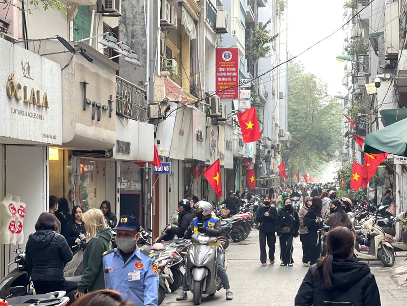 Tương tự, theo ghi nhận của phóng viên ở phố Đặng Văn Ngữ, lượng khách tăng đột biến trong những ngày gần đây. Từ ban ngày đến tận khuya, các gian hàng thời trang đều đông kín khách, tạo nên một bầu không khí nhộn nhịp, rộn ràng. Với lợi thế về mẫu mã đa dạng, phù hợp với giới trẻ, nơi đây trở thành điểm đến hấp dẫn của Genz trong mùa mua sắm cuối năm. Ảnh: Mai Linh