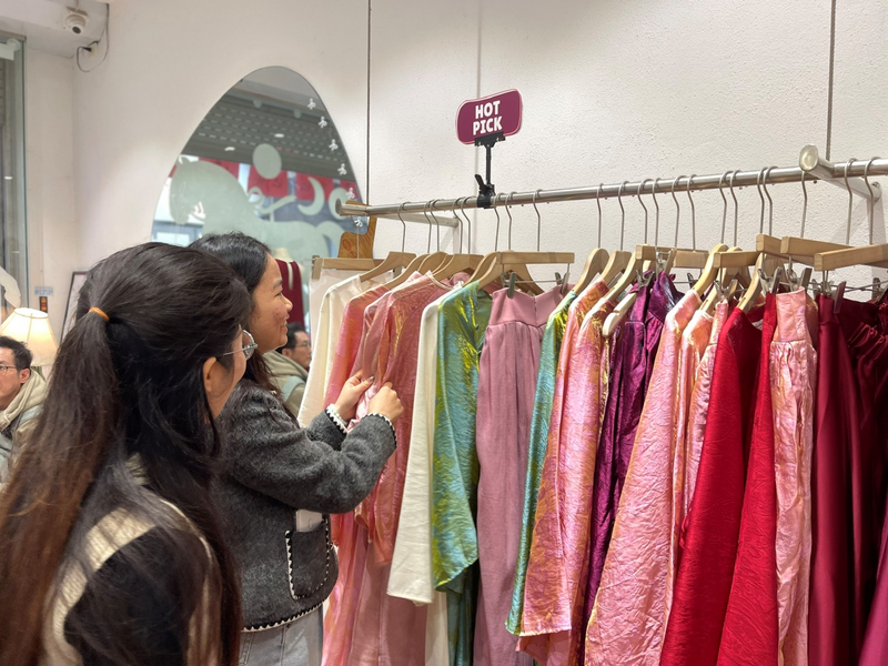 Năm nay, các mặt hàng thời trang có nhiều mẫu mã đa dạng, phong phú, đáp ứng phân khúc từ bình dân đến cao cấp. Bên cạnh các dòng trang phục hiện đại, trẻ trung, áo dài truyền thống tiếp tục được nhiều chị em lựa chọn để diện trong những ngày đầu xuân năm mới với nhiều kiểu dáng khác nhau, thu hút đông đảo khách hàng. Ảnh: Mai Linh