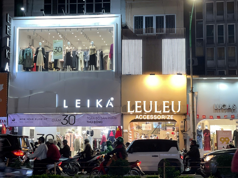 Càng về khuya, không khí tại các tuyến phố thời trang càng thêm nhộn nhịp. Tại Cầu Giấy, đến 23h ngày 14/2 (tức 27 Tết) các cửa hàng vẫn đông khách. Nhiều người tranh thủ thời gian buổi tối để đi mua sắm, lựa chọn quần áo phục vụ nhu cầu Tết. Ảnh: Mai Linh