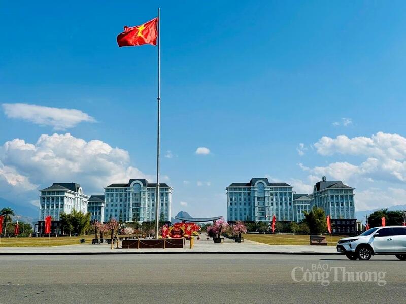 Quảng trường tỉnh Lai Châu những ngày áp Tết, cờ hoa rực rỡ đón chào năm mới Bính Ngọ 2026.