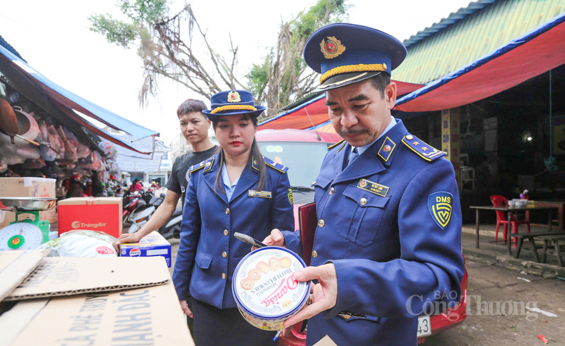 Từ miền biên viễn đến đô thị, lực lượng QLTT đang căng mình giữ vững thị trường dịp Tết. Ảnh: Phúc Sơn