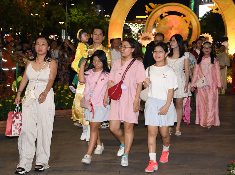 Chiêm ngưỡng đường hoa Nguyễn Huệ tết Bính Ngọ về đêm - 8