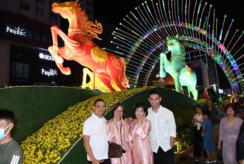 Chiêm ngưỡng đường hoa Nguyễn Huệ tết Bính Ngọ về đêm - 15