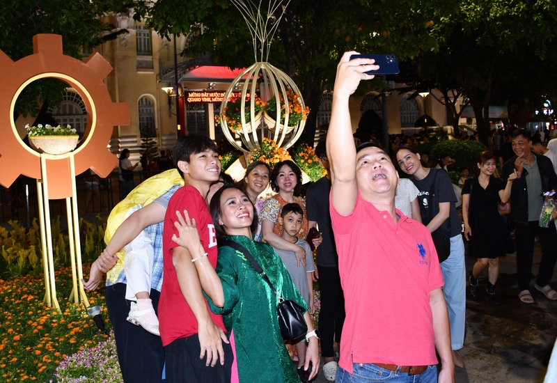 Chiêm ngưỡng đường hoa Nguyễn Huệ tết Bính Ngọ về đêm - 16