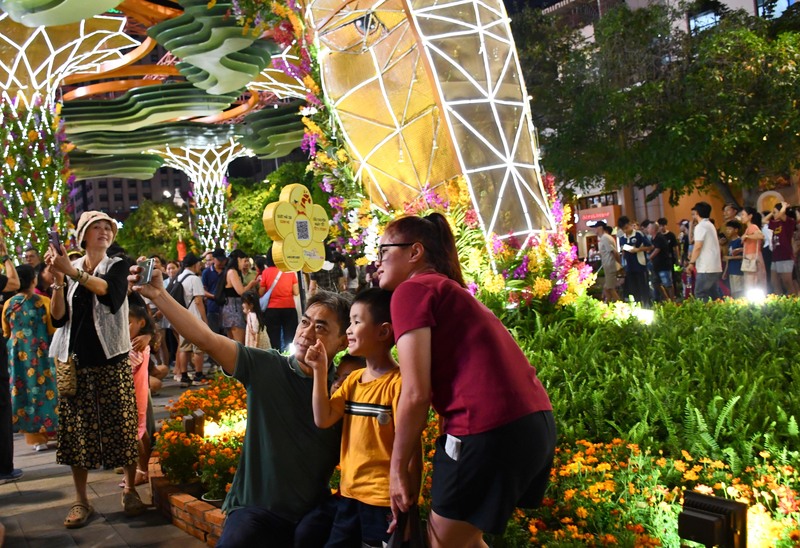 Linh vật ngựa đường hoa Nguyễn Huệ là tâm điểm được các gia đình lựa chọn chụp hình. Ảnh: Minh Khuê.