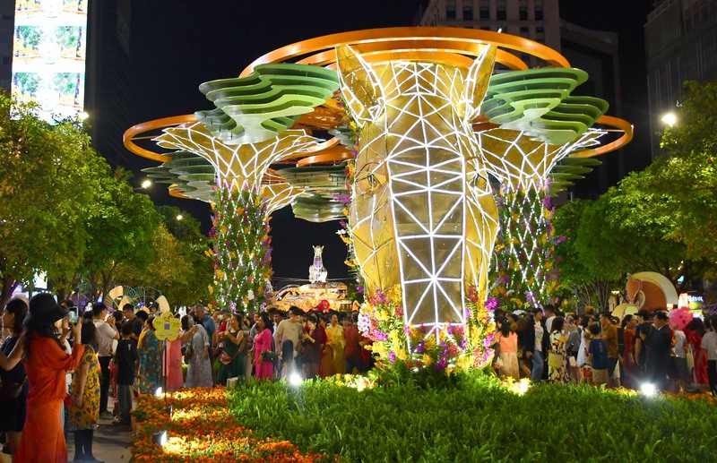 Đường hoa là nơi du xuân của người dân TP. Hồ Chí Minh mỗi dịp Tết đến, xuân về. Ảnh: Minh Khuê.