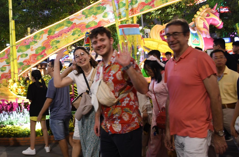 Nhiều khách du lịch quốc tế háo hức với đường hoa Nguyễn Huệ dịp Tết cổ truyền. Ảnh: Minh Khuê.