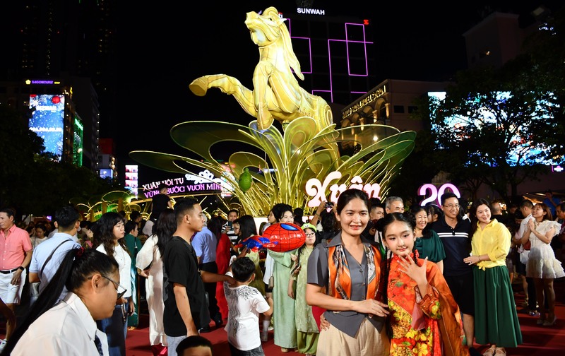 Đường hoa Nguyễn Huệ Tết Bính Ngọ phục vụ người dân tham quan, thưởng ngoạn đến 21 giờ ngày 22/2/2026 (mùng 6 tết Bính Ngọ). Ảnh: Minh Khuê.