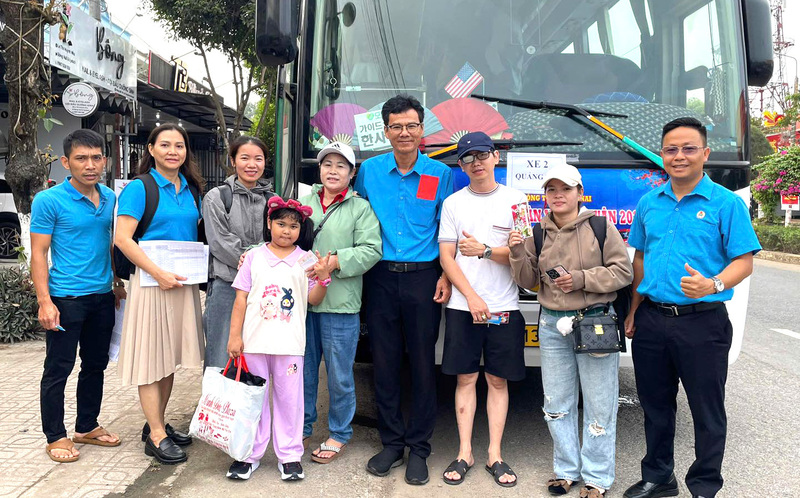 Công đoàn cơ sở Công ty Pou Sung cùng Liên đoàn Lao động tỉnh Đồng Nai tổ chức tiễn công nhân về quê đón Tết.