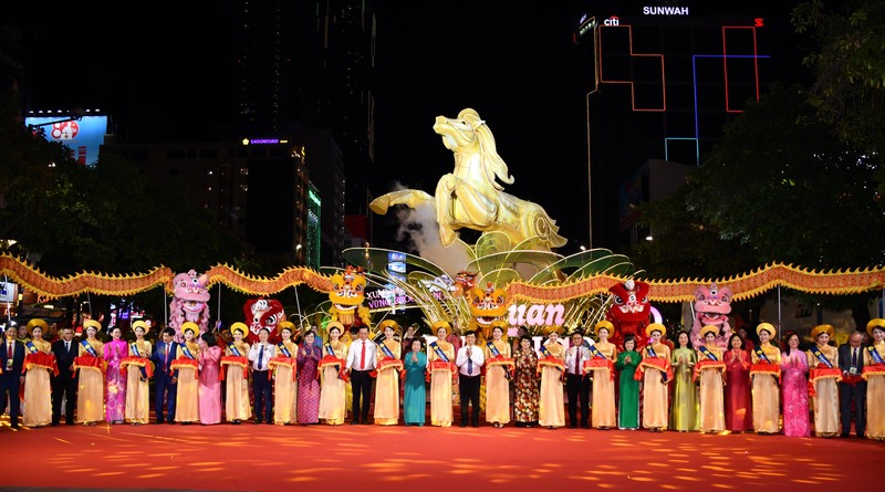 Các đại biểu thực hiện nghi thức cắt băng khai mạc đường hoa Nguyễn Huệ Tết Bính Ngọ 2026. Ảnh: Minh Khuê.