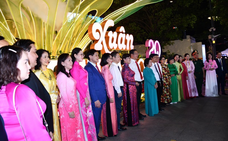 Chiêm ngưỡng đường hoa Nguyễn Huệ tết Bính Ngọ về đêm - 5