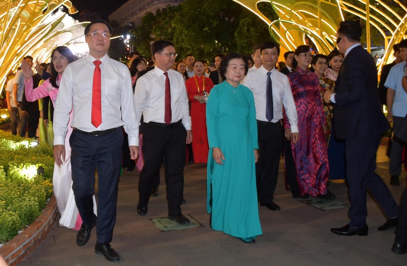 Các đại biểu tham quan đường hoa Nguyễn Huệ Tết Bính Ngọ 2026. Ảnh: Minh Khuê.