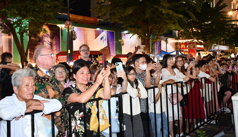 Chiêm ngưỡng đường hoa Nguyễn Huệ tết Bính Ngọ về đêm - 2