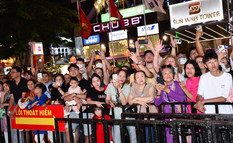 Người dân TP. Hồ Chí Minh và du khách háo hức chờ đợi được vào tham quan, thưởng ngoại bên ngoài đường hoa Nguyễn Huệ trước giờ khai mạc.Ảnh: Minh Khuê.