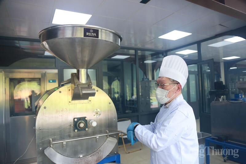 Ông Nakano Toshimi đồng hành chuẩn hóa quy trình sản xuất chocolate theo tiêu chuẩn quốc tế ngay tại Việt Nam.