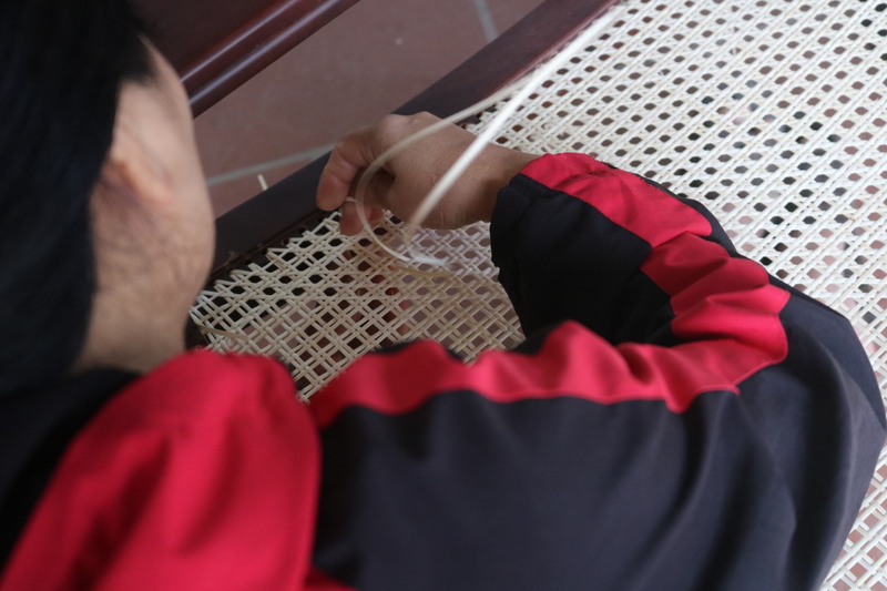 Thợ thủ công tỉ mỉ đan từng nan tre, hoàn thiện những sản phẩm truyền thống kể kịp cho đơn hàng cuối năm.