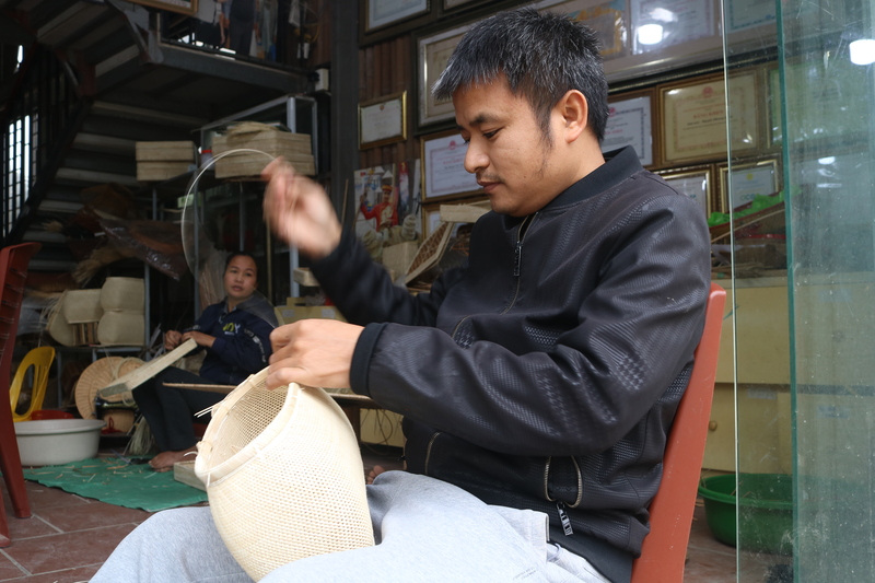 Anh Nguyễn Phương Quang chia sẻ về quá trình gắn bó với nghề mây tre đan truyền thống của gia đình và cho rằng việc kết hợp thiết kế hiện đại giúp sản phẩm mây tre đan mở rộng thị trường xuất khẩu.