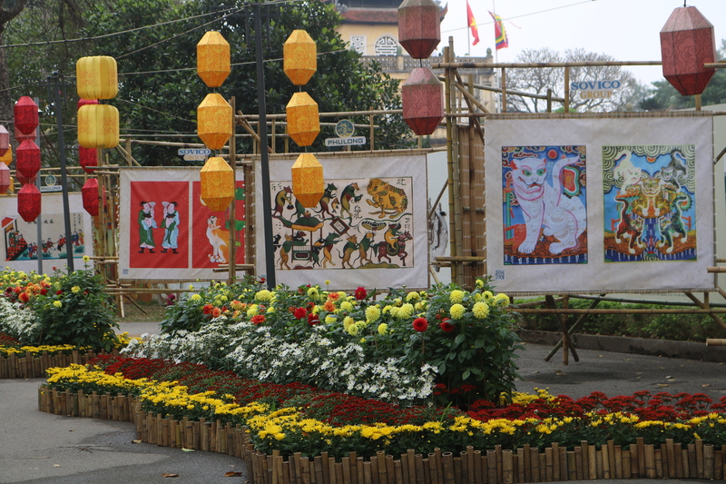 Không gian rực rỡ sắc hoa nổi bật trên nền kiến trúc cổ kính của Hoàng thành Thăng Long.