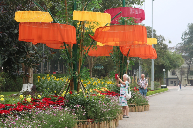 Du khách nước ngoài dạo bước, chụp ảnh lưu niệm giữa không gian xuân đặc sắc.