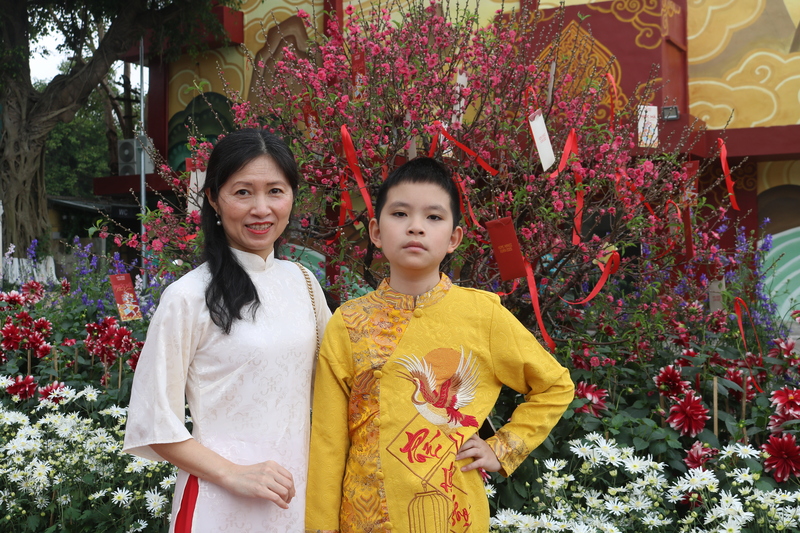 Chị Đặng Hương cùng con trai tham quan tại "Đường hoa tết" Hoàng Thành Thăng Long.