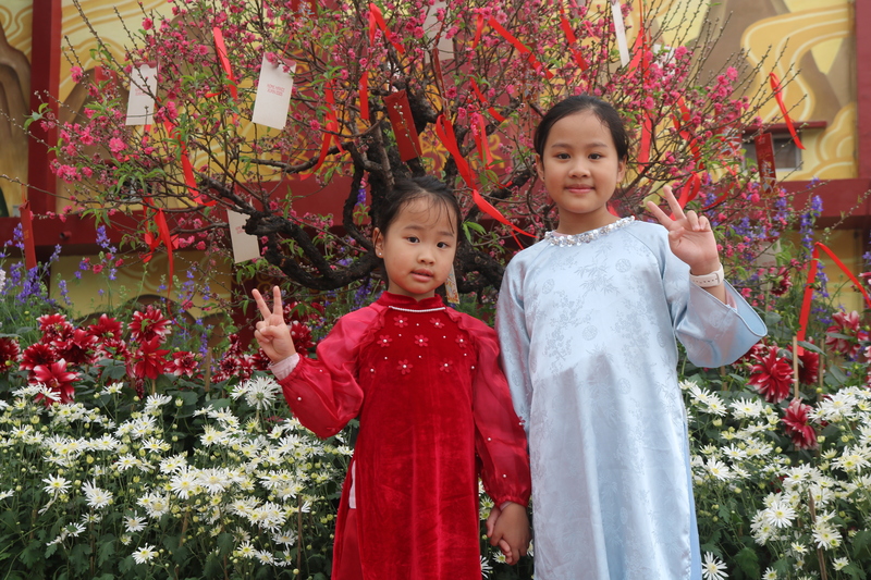 Nhiều gia đình lựa chọn Hoàng thành Thăng Long làm điểm du xuân chào đón năm mới Bính Ngọ 2026.