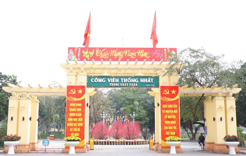 Công viên Thống Nhất khoác lên diện mạo mới với hàng loạt tiểu cảnh xuân, hoa tươi được bố trí hài hòa. Ảnh: Thanh Tuấn