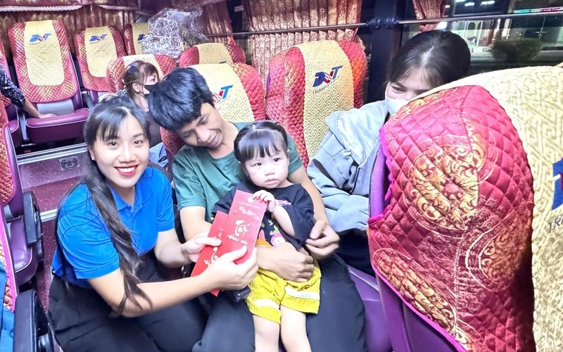 Công nhân, người lao động được công đoàn cơ sở tặng bao lì xì Tết.