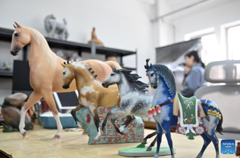 Các bức tượng đất sét được sơn màu được trưng bày tại Văn phòng chế tác tượng đất sét. Ảnh: Xinhua