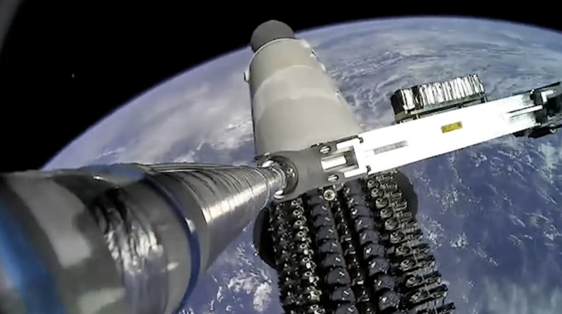 Những vệ tinh internet mini Starlink V2 đầu tiên của SpaceX được phóng từ tầng trên của tên lửa Falcon 9. Ảnh: SpaceX