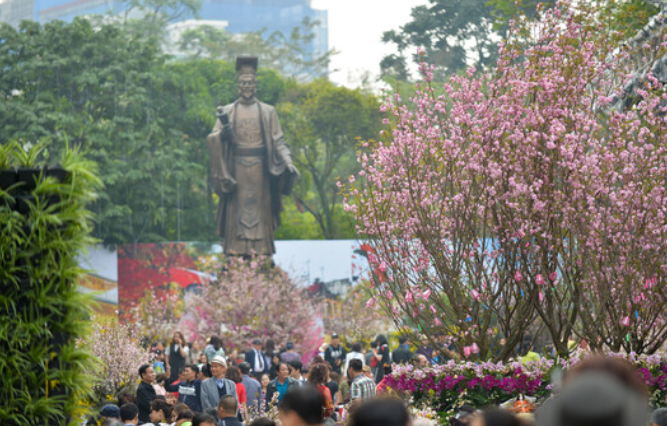 Không gian Hồ Gươm, tấp nập người dân và du khách đã tới tham quan, chụp ảnh giữa không gian rực rỡ sắc xuân.