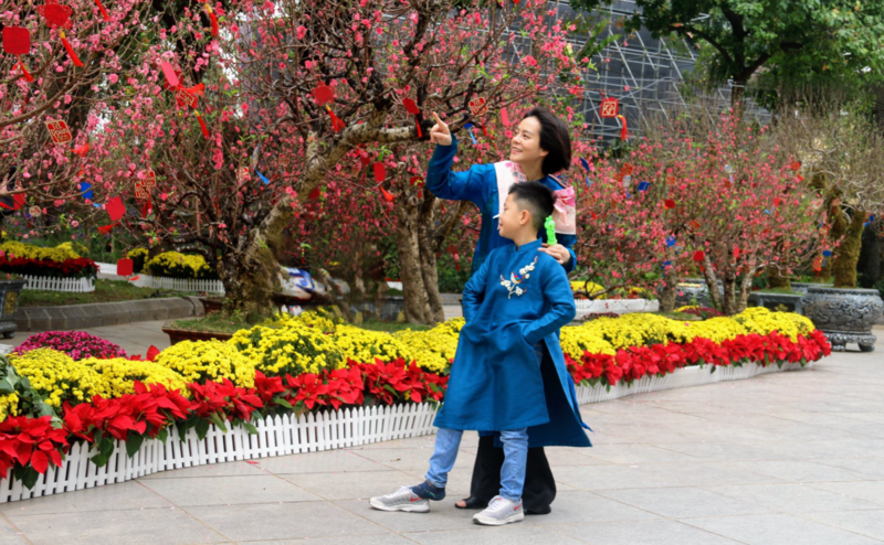 Nhiều gia đình, bạn trẻ diện áo dài tới lưu giữ khoảnh khắc đầu xuân tại không gian hoa.