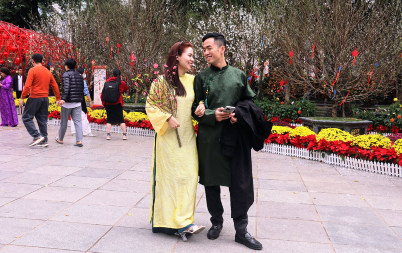 "Tôi nghĩ hoạt động này không chỉ tạo thêm một điểm tham quan đặc sắc giữa trung tâm Thủ đô mà còn góp phần làm Hà Nội trở nên hấp dẫn hơn trong mắt du khách dịp đầu năm, khi sắc hoa, không khí lễ hội và không gian văn hóa truyền thống cùng hòa quyện, mang lại trải nghiệm trọn vẹn và giàu cảm xúc", anh Hùng và chị Nguyệt chia sẻ.