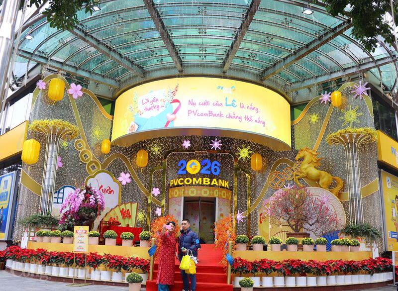 Những góc phố được trang trí đèn hoa trở thành điểm check-in quen thuộc. Ảnh: Thanh Tuấn