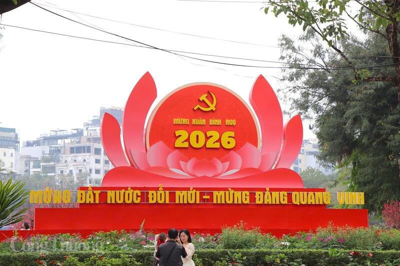 Hà Nội những ngày giáp tết Bính Ngọ 2026 khoác lên diện mạo rực rỡ với đèn trang trí, cờ hoa và tiểu cảnh xuân, tạo nên bức tranh đô thị sống động. Ảnh: Thanh Tuấn