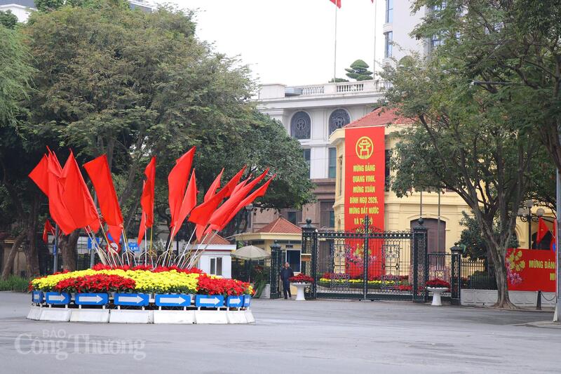 Băng rôn và khẩu hiệu trên các tuyến phố. Ảnh: Thanh Tuấn