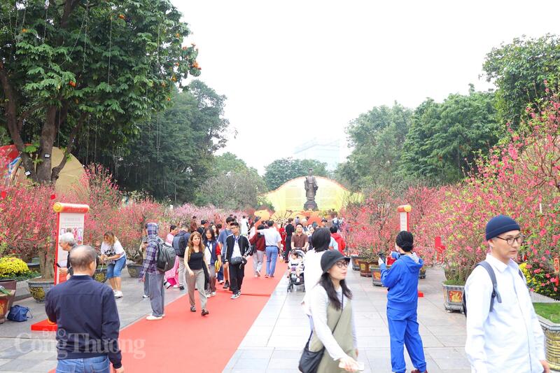 Các tuyến phố trung tâm trở nên nhộn nhịp hơn khi người dân đổ ra đường dạo chơi và tận hưởng không khí Tết đang đến gần. Ảnh: Thanh Tuấn