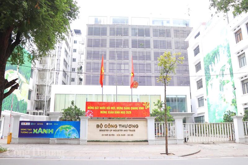 Trụ sở Bộ Công Thương tại 23 Ngô Quyền ngập tràn không khí tết Nguyên đán. Ảnh: Thanh Tuấn