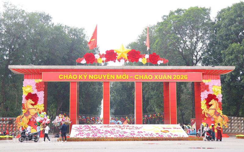 Công viên Thống Nhất nổi bật hơn khi các lối đi, quảng trường nhỏ được trang trí rực rỡ. Ảnh: Thanh Tuấn