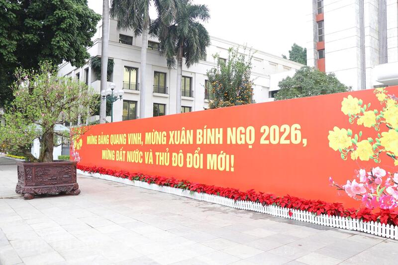 Phố phường Hà Nội trở nên sinh động hơn với hệ thống băng rôn, khẩu hiệu đỏ thắm, hòa cùng sắc đèn trang trí trong những ngày cận Tết. Ảnh: Thanh Tuấn