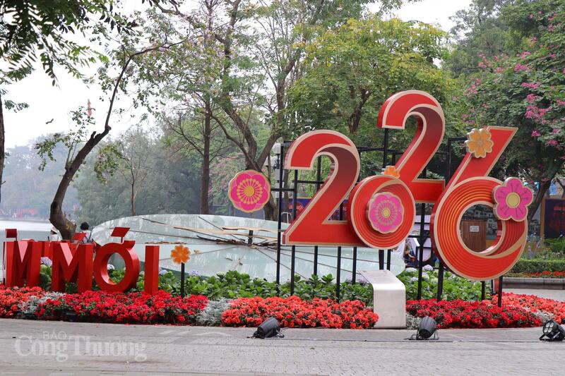 Không khí tết Bính Ngọ 2026 trên các tuyến phố Hà Nội. Ảnh: Thanh Tuấn