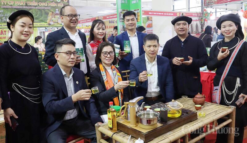 Thứ chè từng chỉ là thức uống bên bếp lửa của người Tày, nay đang dần trở thành sản phẩm hàng hóa có thương hiệu, mang theo câu chuyện gìn giữ hương vị núi rừng và khát vọng vươn ra thị trường. Ảnh: Kiều Tâm