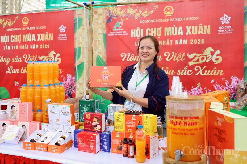 Sản phẩm Nano Curcumin ứng dụng công nghệ tinh chế, đạt độ tinh khiết cao, gia tăng giá trị từ nguyên liệu nghệ tươi. Ảnh: Quỳnh Trang